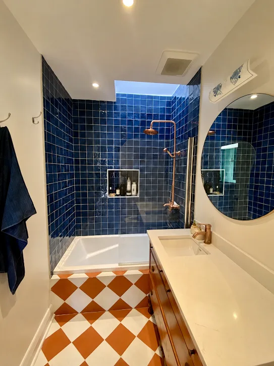 Salle de bain en céramique bleue
