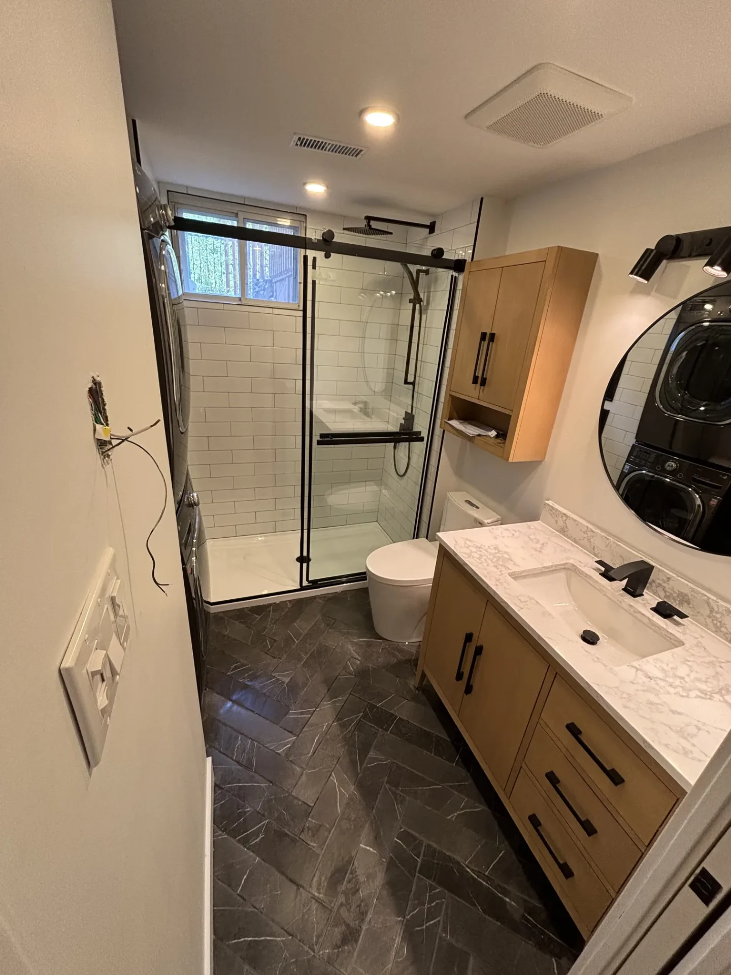 Salle de bain avec douche vitrée